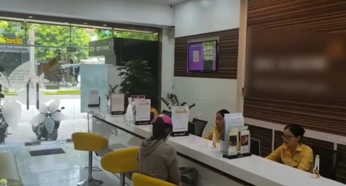  Thấy khách run rẩy rút gần 1 tỷ, nhân viên ngân hàng vội báo công an Ảnh 1