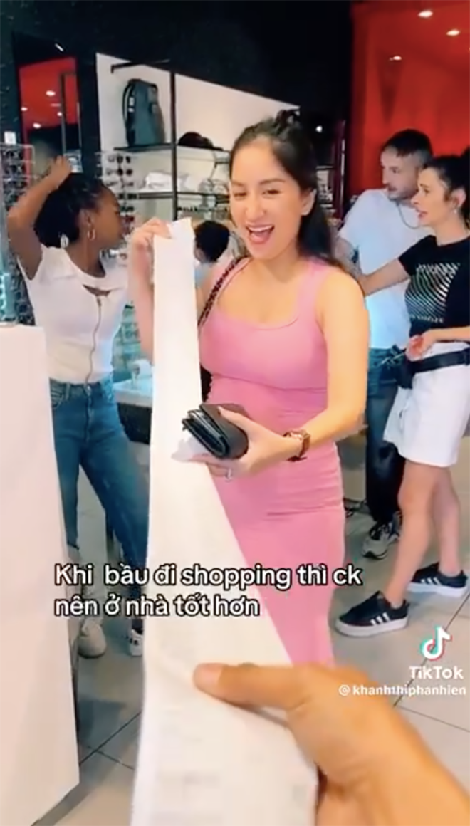  Dắt 'mẹ bầu' Khánh Thi đi shopping, Phan Hiển nhận cái kết 'đắng' Ảnh 2