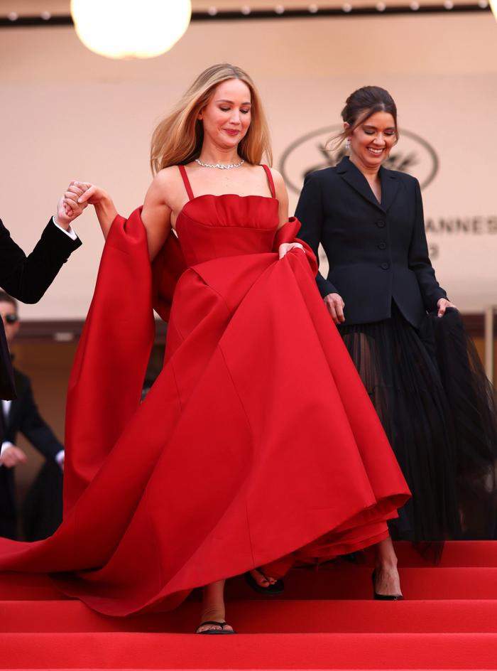 Jennifer Lawrence 'muối mặt' giải thích lý do đi dép tông tại thảm đỏ Cannes 2023 Ảnh 2