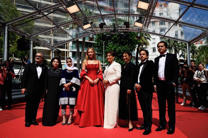 Jennifer Lawrence 'muối mặt' giải thích lý do đi dép xỏ ngón tại thảm đỏ Cannes 2023 Ảnh 3