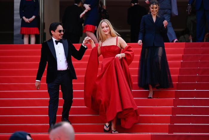 Jennifer Lawrence 'muối mặt' giải thích lý do đi dép xỏ ngón tại thảm đỏ Cannes 2023 Ảnh 1