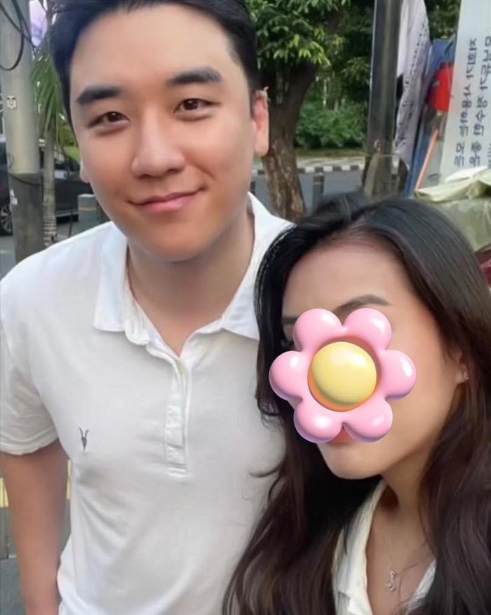  Sau khi ra tù, Seungri gây tranh cãi khi chụp ảnh cùng fan, diện mạo nam ca sĩ gây chú ý Ảnh 1