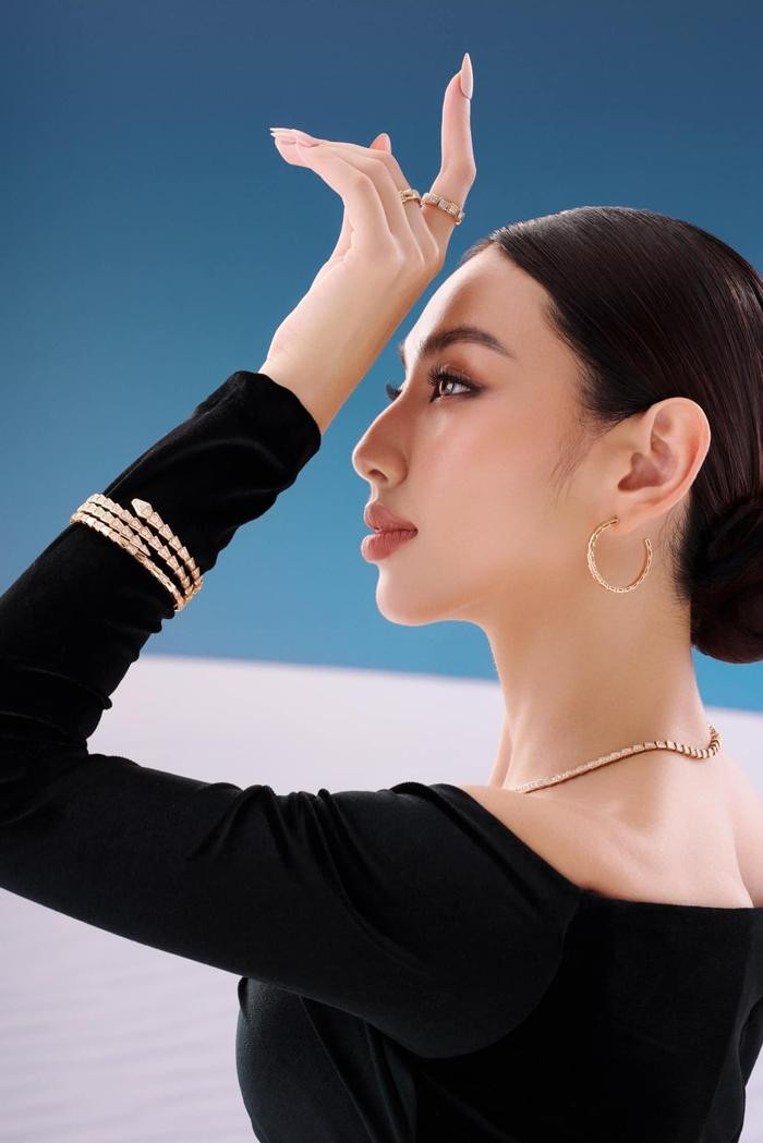 Hoa hậu Thủy Tiên đóng vai nữ tướng với sắc đen huyền bí: Sang chảnh cả thiên hạ - Ảnh 2
