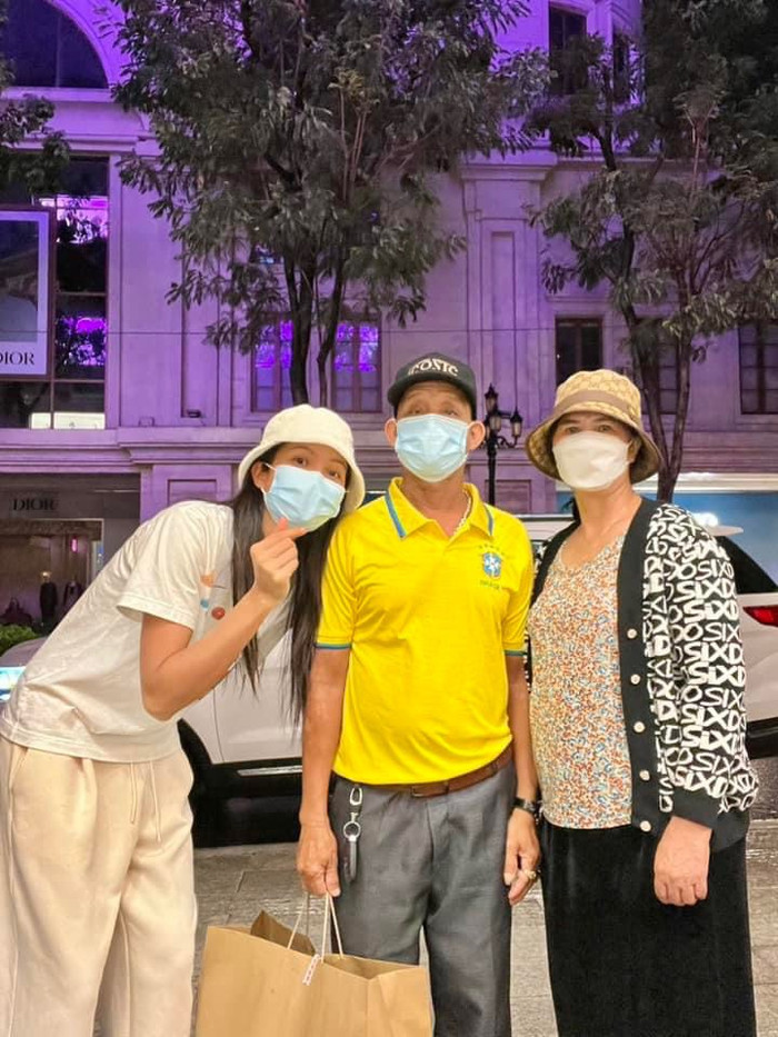  H'Hen Niê sơ hở là tặng quà bố mẹ, 'Lọ lem' có hiếu nhất nhì Vbiz là đây! Ảnh 1