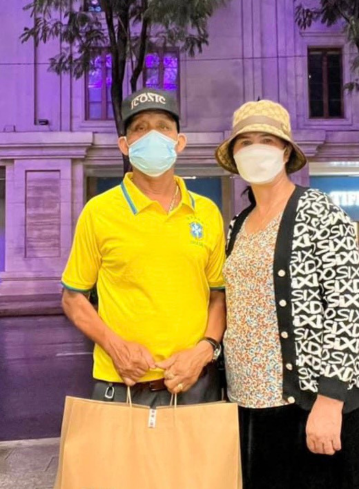  H'Hen Niê sơ hở là tặng quà bố mẹ, 'Lọ lem' có hiếu nhất nhì Vbiz là đây! Ảnh 2