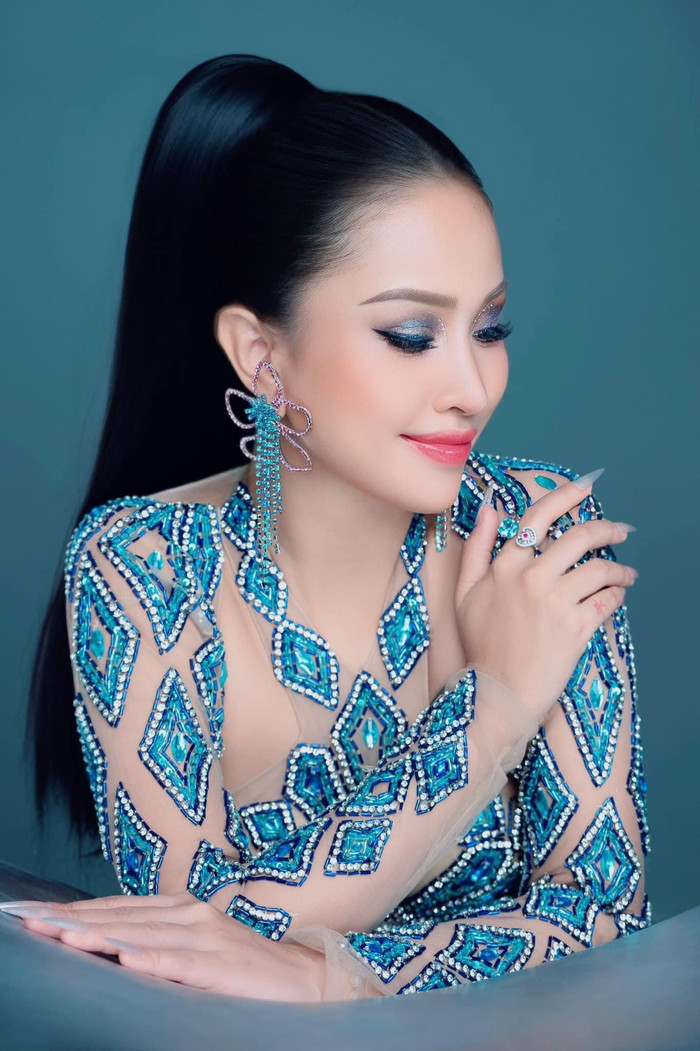  Rũ bỏ hình ảnh mẹ bỉm sữa, Vân Hugo biến hóa với phong cách thời thượng Ảnh 3