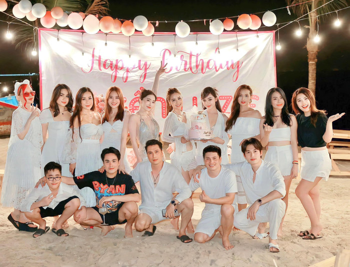  Huyền Lizzie và Quỳnh Kool khi diện bikini: Mỗi người một vẻ, gợi cảm bậc nhất 'vũ trụ VFC' Ảnh 5