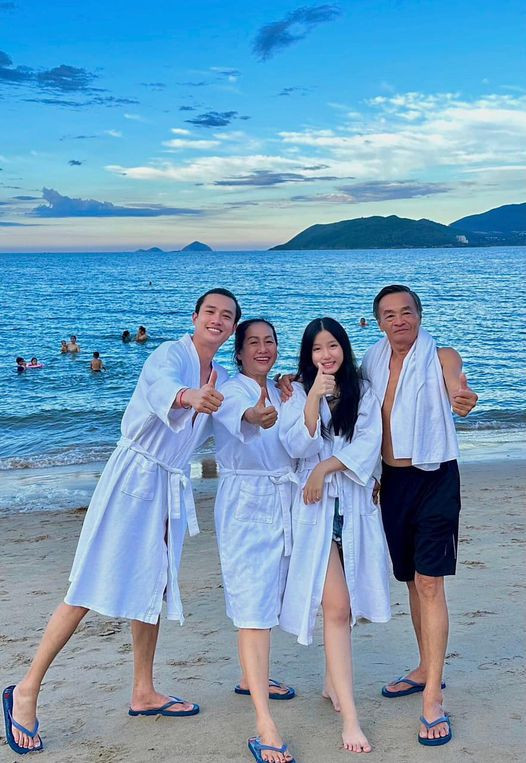  Khoe ảnh đi biển với gia đình, Quốc Trường bị netizen 'nhắc khéo' thiếu một thành viên Ảnh 1