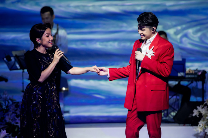 Diva Mỹ Linh thân mật cùng nam ca sĩ đàn em sau hậu trường: 'Chị ấy cũng mê trai đẹp'! Ảnh 4