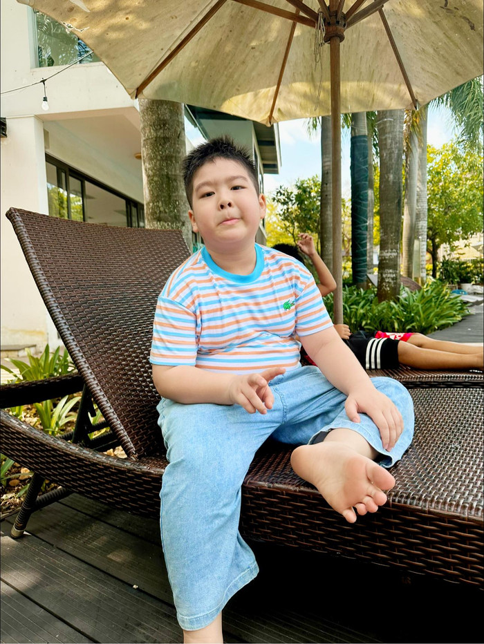  Nhật Kim Anh hạnh phúc đón con trai nghỉ hè ở Sài Gòn, khéo khoe vóc dáng cao lớn của quý tử Ảnh 2