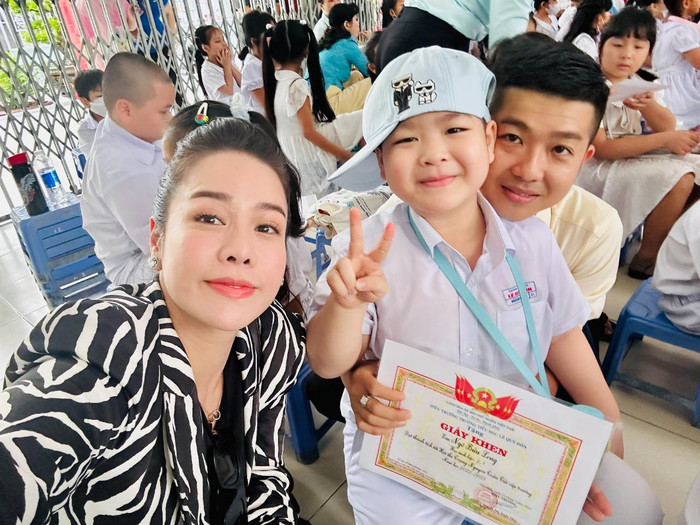  Nhật Kim Anh hạnh phúc đón con trai nghỉ hè ở Sài Gòn, khéo khoe vóc dáng cao lớn của quý tử Ảnh 5