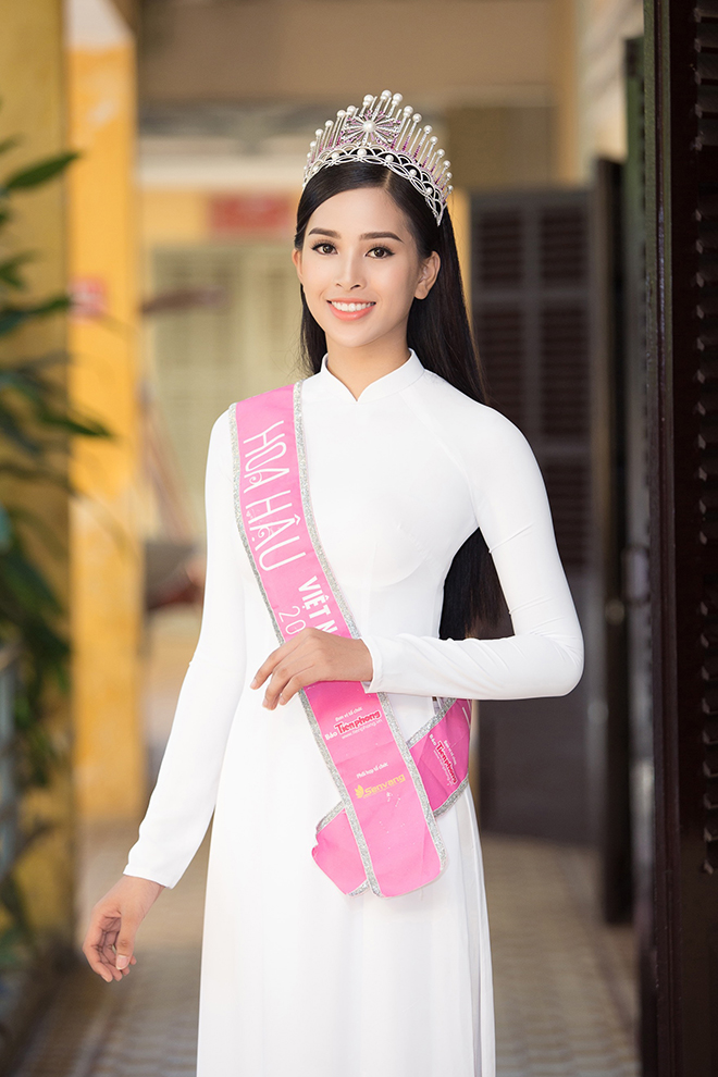  Khi các nàng hậu lăng xê mốt phanh áo: Vì sao Tiểu Vy gây bàn tán, Thảo Nhi Lê được khen ngợi? Ảnh 3