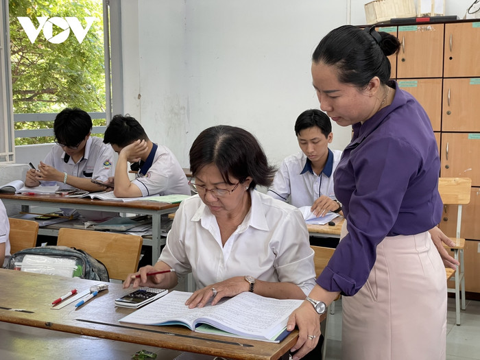  Thí sinh 64 tuổi trắng đêm ôn thi tốt nghiệp THPT Ảnh 1