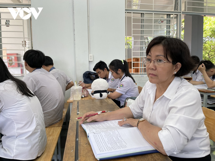 Thí sinh 64 tuổi trắng đêm ôn thi tốt nghiệp THPT Ảnh 2