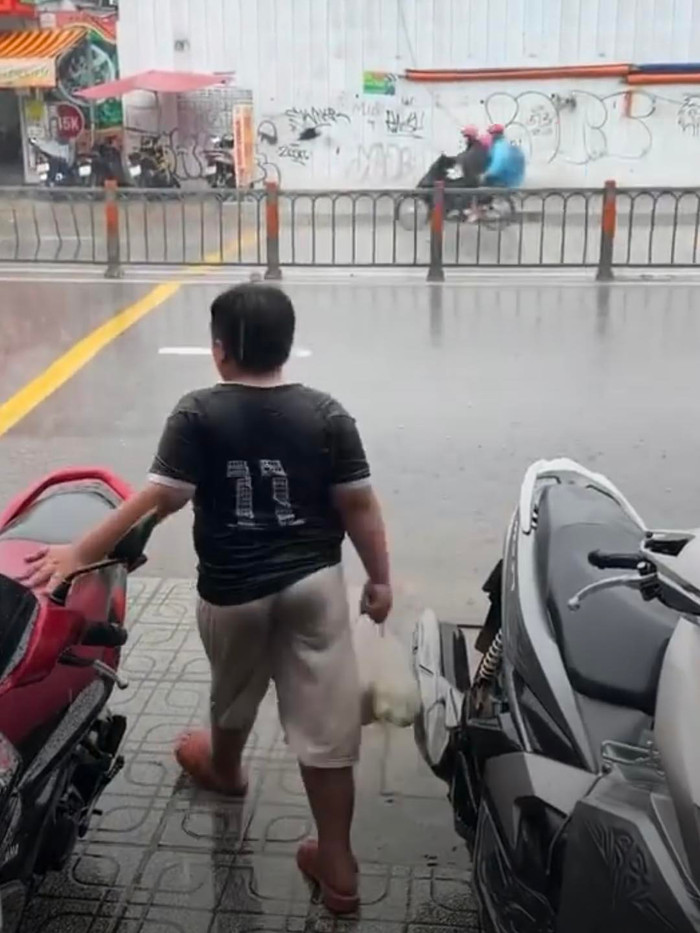  Xúc động cậu bé bán táo dưới mưa tầm tã: 'Con không xin tiền, con chỉ muốn bán hết về sớm' Ảnh 3