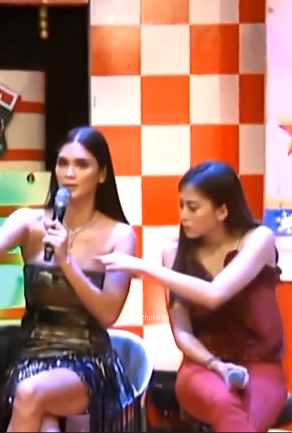  Rộ clip Hoa hậu Hoàn Vũ 2015 bị nữ MC 'sàm sỡ' vòng 1 ngay trên sóng trực tiếp, chuyện gì đây? Ảnh 1