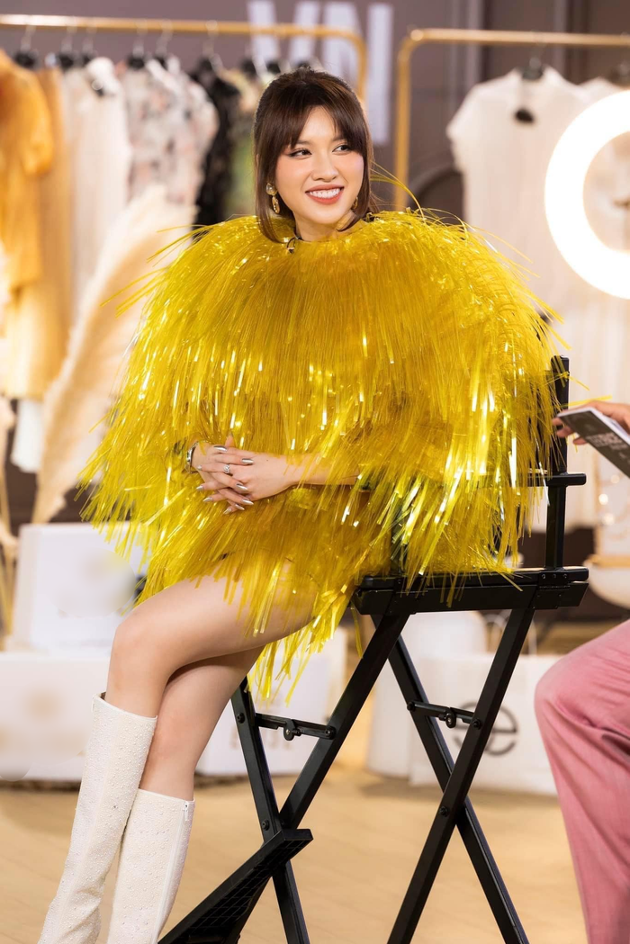  Miss Charm VN - Thanh Thanh Huyền gây tranh cãi với chiếc đầm tua rua, netizen hỏi: Bó rơm hả chị? Ảnh 1