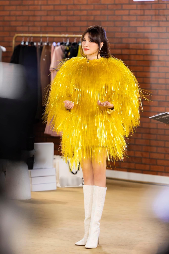  Miss Charm VN - Thanh Thanh Huyền gây tranh cãi với chiếc đầm tua rua, netizen hỏi: Bó rơm hả chị? Ảnh 2