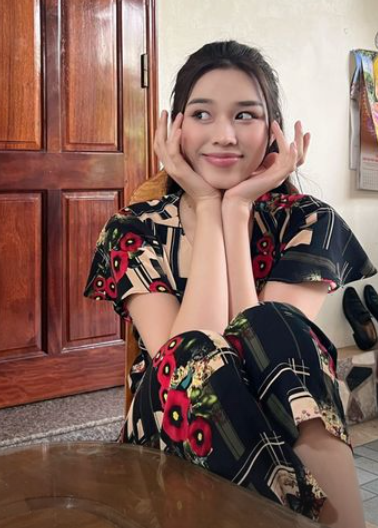 Diện đồ bộ của mẹ, Đỗ Thị Hà lộ nhan sắc 'không phần trăm' son phấn: Có còn chuẩn Hoa hậu triệu người mê? Ảnh 2