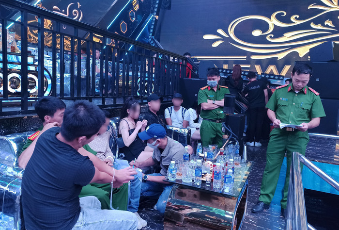 Ập vào quán bar, công an phát hiện cảnh tượng khó tin của hàng chục 'trai xinh gái đẹp' Ảnh 1