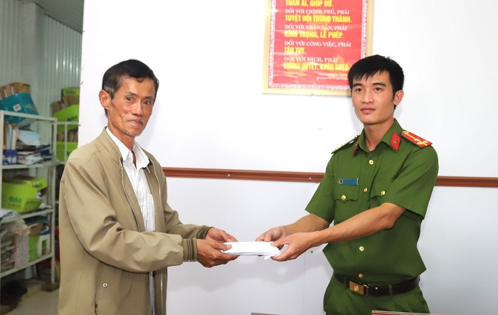  Bỗng nhiên nhặt được 37 triệu đồng từ trụ ATM đẩy ra, người đàn ông có hành động đặc biệt Ảnh 1