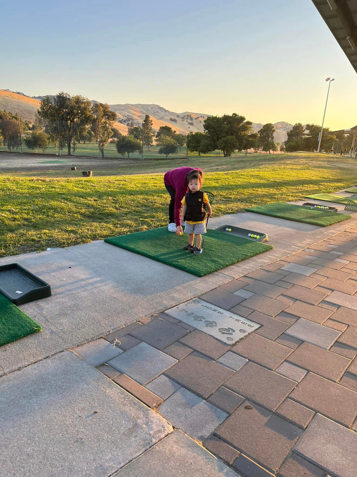  Quý tử nhà Phạm Hương lên đồ ra sân chơi golf, phong thái chuẩn rich kid 'từ trong trứng' Ảnh 2