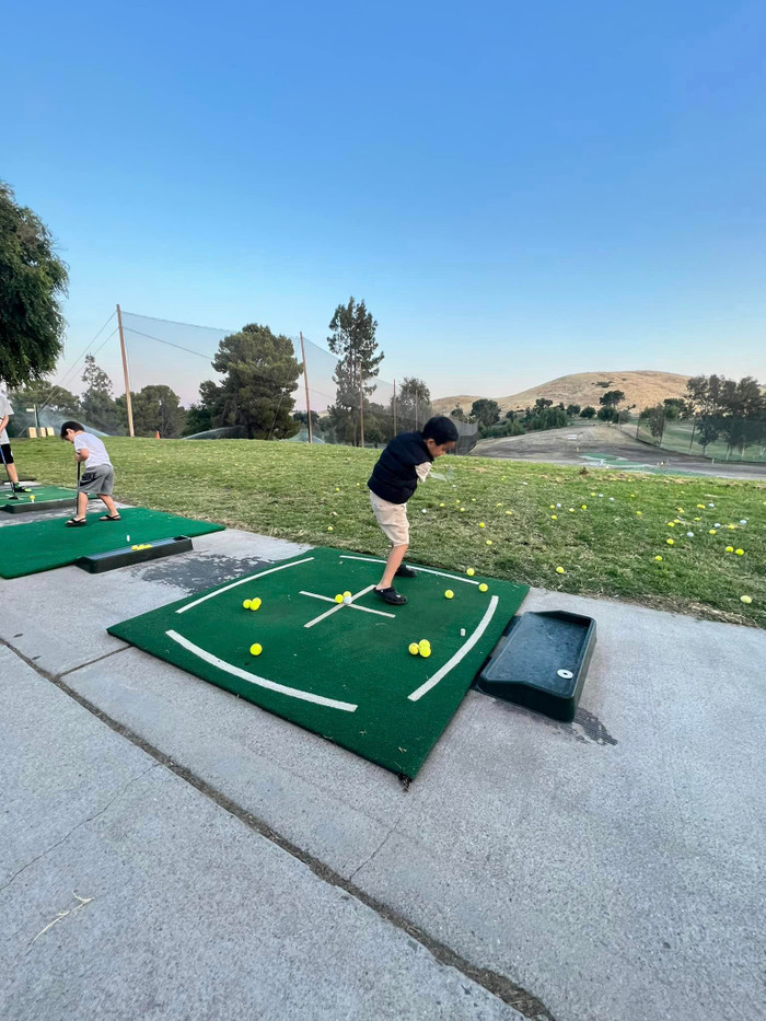  Quý tử nhà Phạm Hương lên đồ ra sân chơi golf, phong thái chuẩn rich kid 'từ trong trứng' Ảnh 1