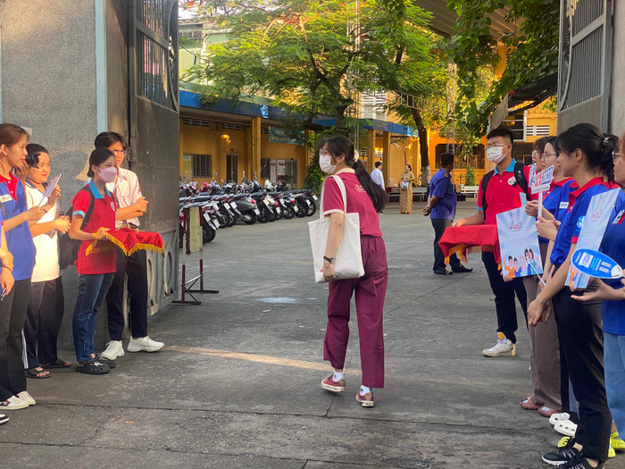  Hơn 1 triệu thí sinh chính thức bước vào môn thi đầu tiên Kỳ thi tốt nghiệp THPT năm 2023 Ảnh 7