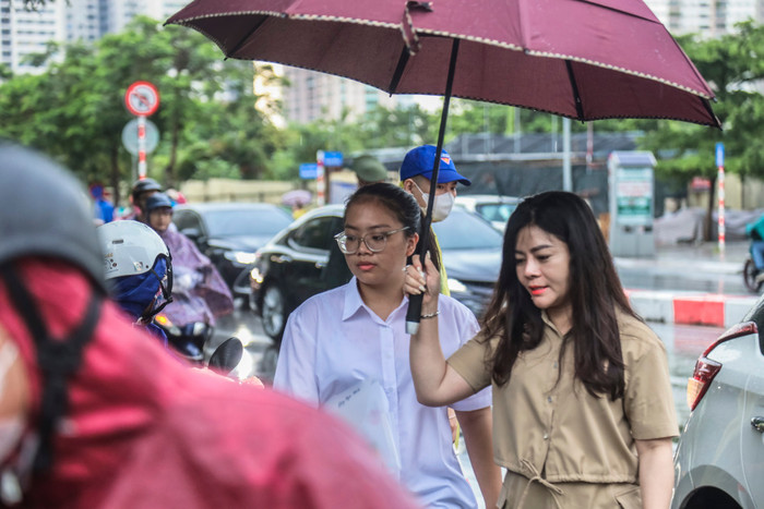  Ấm áp khoảnh khắc phụ huynh dành cho con những cái ôm, nụ hôn trước cổng trường thi Ảnh 6