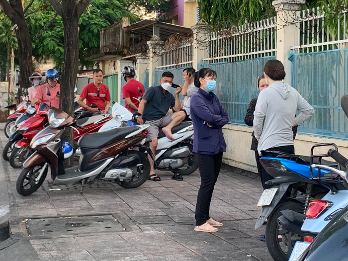  Ấm áp khoảnh khắc phụ huynh dành cho con những cái ôm, nụ hôn trước cổng trường thi Ảnh 11