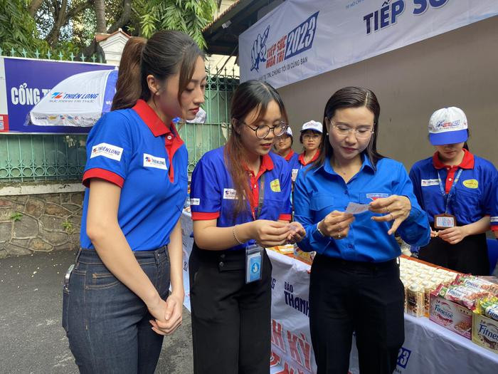 Hoa hậu Lương Thùy Linh cùng đội tình nguyện viên TP.HCM hết mình tiếp sức sĩ tử thi tốt nghiệp THPT Ảnh 6