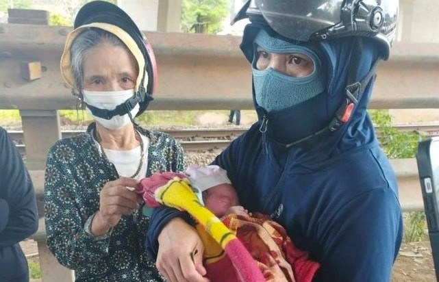  Đứa trẻ 2 ngày tuổi bị bỏ rơi ở chân cầu và cái kết trọn vẹn Ảnh 1