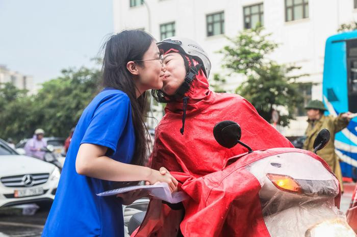  Hoa hậu Lương Thùy Linh: 'Các sĩ tử hãy giữ sức trẻ, nhiệt huyết trên hành trình chinh phục ước mơ' Ảnh 1