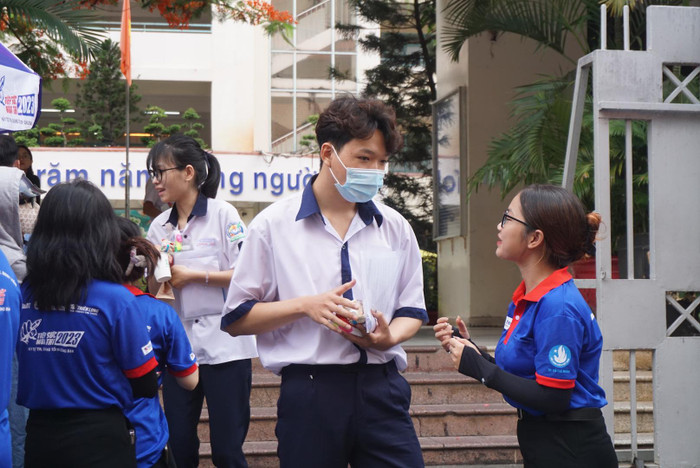  Nhiều thí sinh đánh giá đề Văn thi tốt nghiệp THPT 2023 vừa sức Ảnh 1
