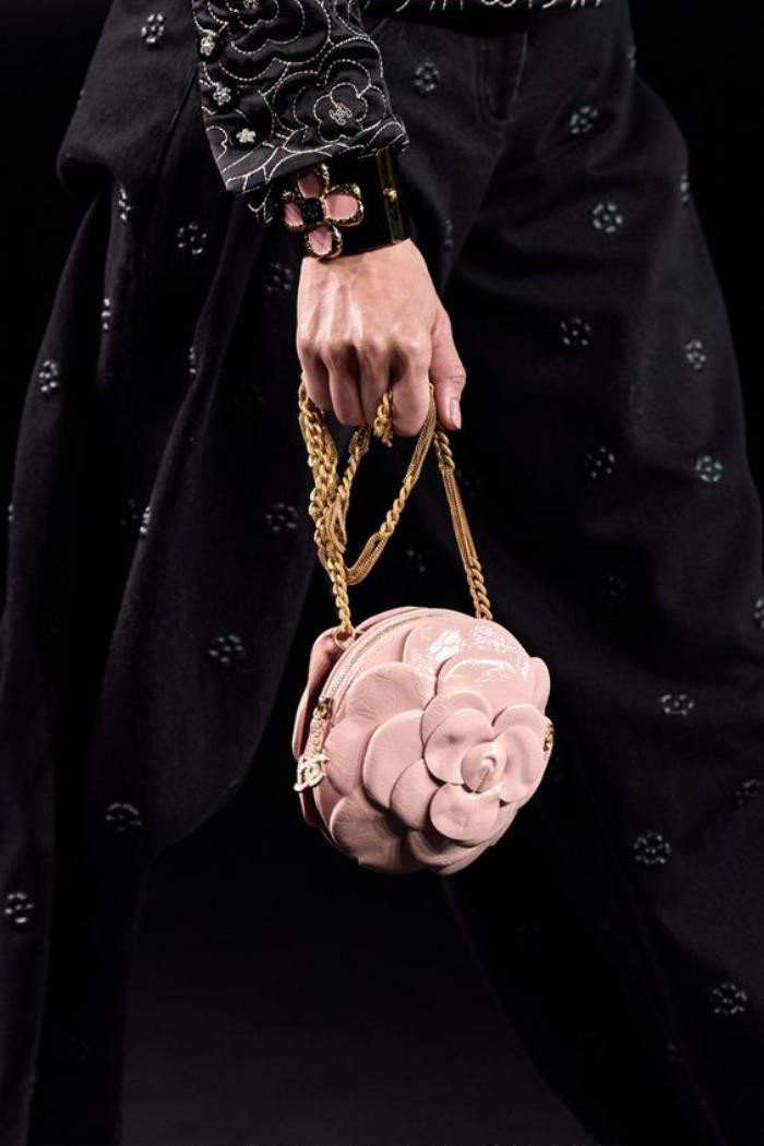 Hoa trà: Biểu tượng vĩnh cửu của tình yêu khát khao của Chanel Ảnh 7