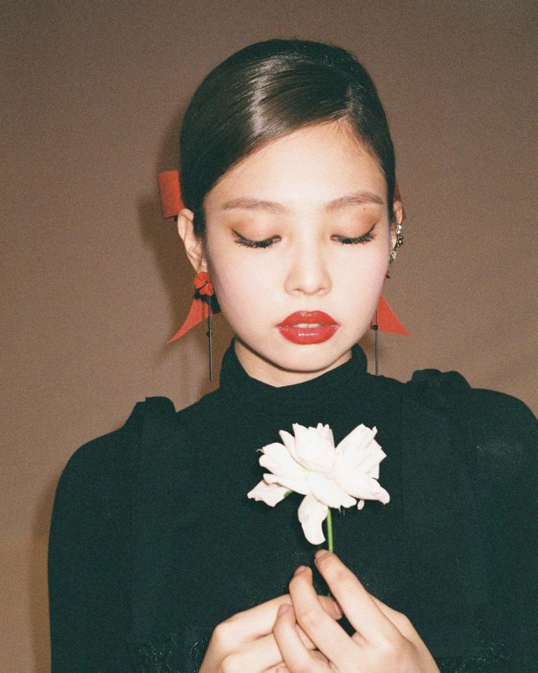 Kín như bưng, Jennie (BlackPink) vẫn khiến fan xao xuyến trong loạt hình mới Ảnh 2