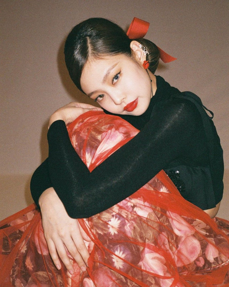 Kín như bưng, Jennie (BlackPink) vẫn khiến fan xao xuyến trong loạt hình mới Ảnh 1