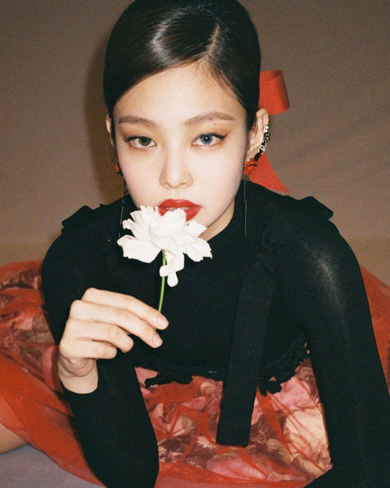 Kín như bưng, Jennie (BlackPink) vẫn khiến fan xao xuyến trong loạt hình mới Ảnh 3
