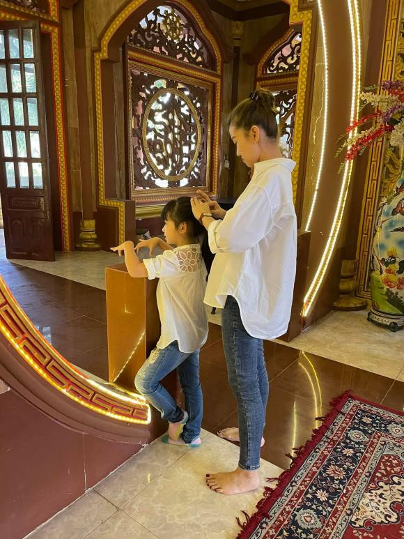 Trương Bảo Như đưa con gái Mai Phương đi viếng mẹ, lời khấn nguyện khiến ai nghe cũng xúc động Ảnh 1