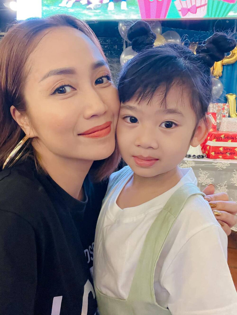 Trương Bảo Như đưa con gái Mai Phương đi viếng mẹ, lời khấn nguyện khiến ai nghe cũng xúc động Ảnh 6