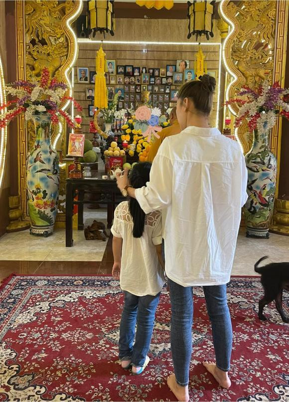 Trương Bảo Như đưa con gái Mai Phương đi viếng mẹ, lời khấn nguyện khiến ai nghe cũng xúc động Ảnh 2