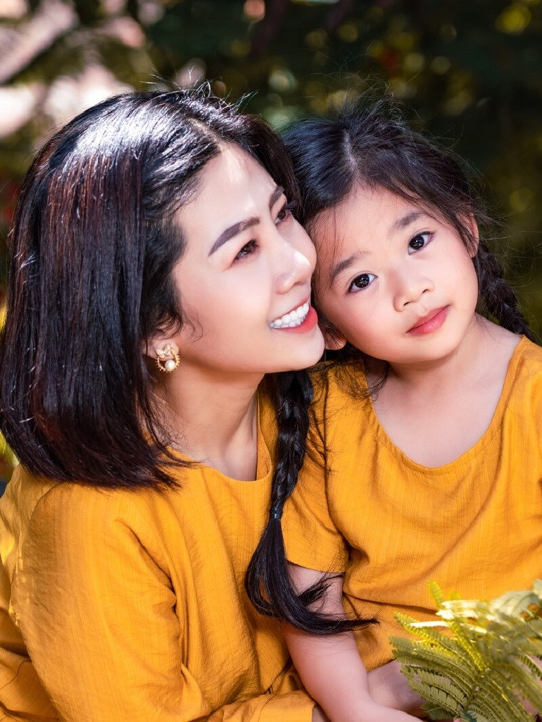 Trương Bảo Như đưa con gái Mai Phương đi viếng mẹ, lời khấn nguyện khiến ai nghe cũng xúc động Ảnh 5