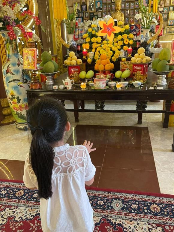 Trương Bảo Như đưa con gái Mai Phương đi viếng mẹ, lời khấn nguyện khiến ai nghe cũng xúc động Ảnh 3