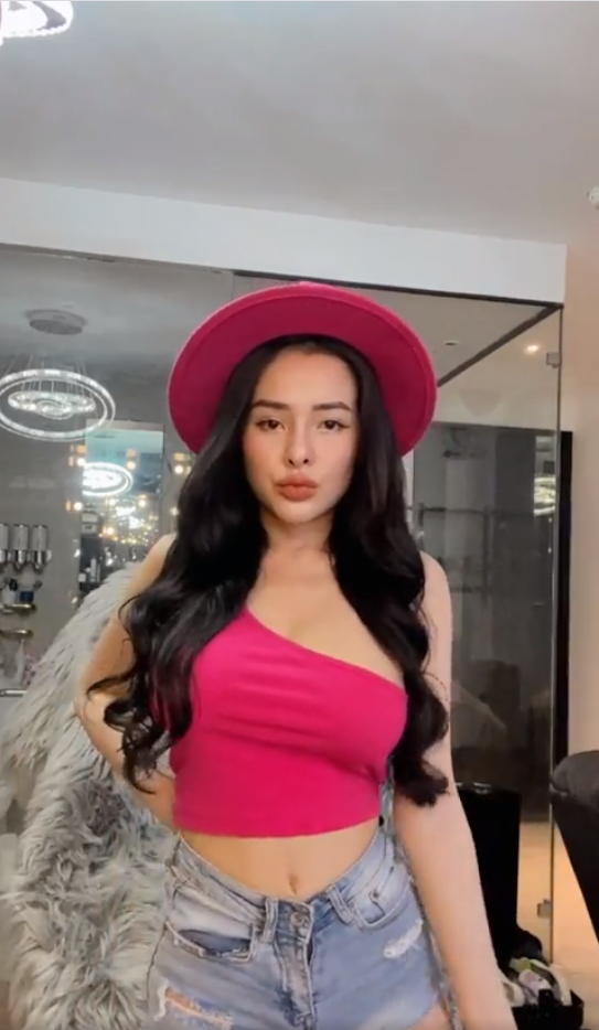 Ngân 98 vén áo kéo quần khoe vòng eo bé hơn cả Ngọc Trinh ngay trên sóng livestream Ảnh 1