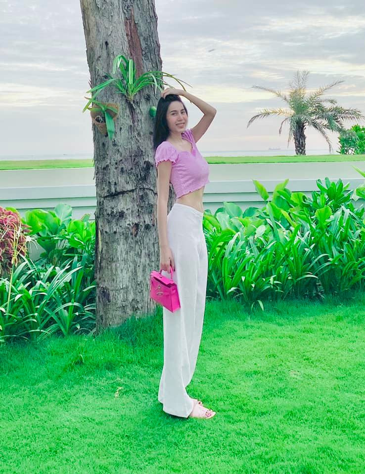 Thủy Tiên khiến khối chị em ghen tị khi không cần tập luyện mà vẫn có cơ bụng cực săn chắc Ảnh 7