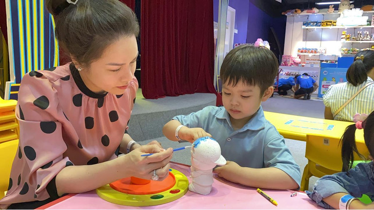 Nhật Kim Anh khoe ảnh đưa con trai đi chơi, hành động của bé Tin khiến ai cũng xúc động Ảnh 4