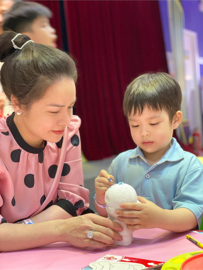 Nhật Kim Anh khoe ảnh đưa con trai đi chơi, hành động của bé Tin khiến ai cũng xúc động Ảnh 3