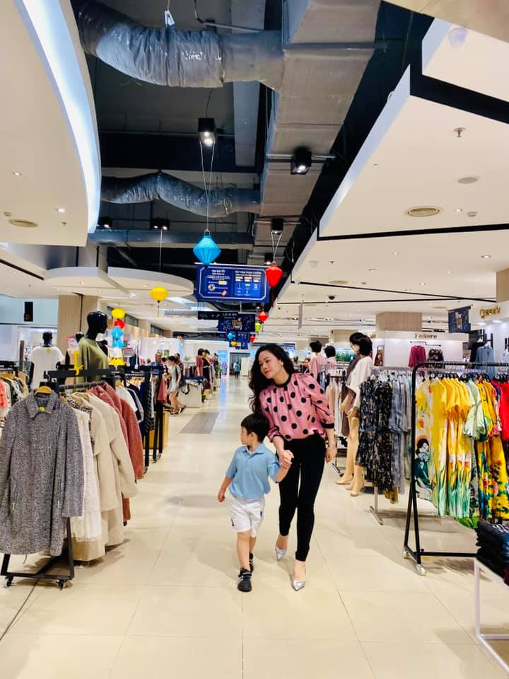 Nhật Kim Anh khoe ảnh đưa con trai đi chơi, hành động của bé Tin khiến ai cũng xúc động Ảnh 2