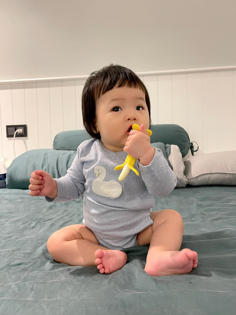 Đàm Thu Trang khoe ảnh lúc mới sinh của con gái, dân tình liền cảm thán 'giống y như đúc bà nội' Ảnh 2