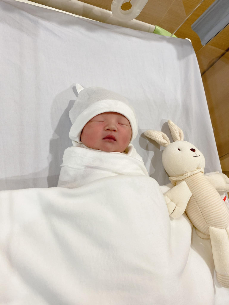 Đàm Thu Trang khoe ảnh lúc mới sinh của con gái, dân tình liền cảm thán 'giống y như đúc bà nội' Ảnh 1
